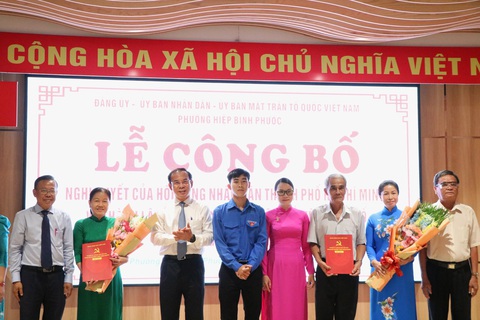 Bí thư Thành ủy TP.HCM dự lễ công bố nghị quyết sáp nhập khu phố tại TP Thủ Đức- Ảnh 1. Bí thư Thành ủy TP.HCM Nguyễn Văn Nên (thứ ba từ trái qua) cùng Bí thư Thành ủy Thủ Đức Nguyễn Hữu Hiệp (bìa trái) trao các quyết định cho bí thư chi bộ khu phố mới - Ảnh: CẨM NƯƠNG