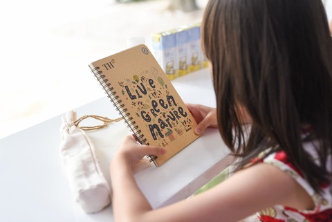 Người tiêu dùng đang cùng TH tạo nên vòng tuần hoàn cho vỏ hộp sữa khi thu gom thành nguyên liệu sản xuất ra sản phẩm tái chế thân thiện với môi trường, an toàn cho người sử dụng Người tiêu dùng đang cùng TH tạo nên vòng tuần hoàn cho vỏ hộp sữa khi thu gom thành nguyên liệu sản xuất ra sản phẩm tái chế thân thiện với môi trường, an toàn cho người sử dụng