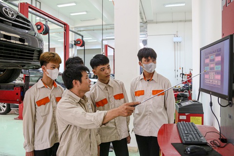 Học sinh học nghề ô tô, điện tử, kế toán từ sớm có cơ hội việc làm, thu nhập cao - Ảnh: HÀ QUÂN Học sinh học nghề ô tô, điện tử từ sớm có cơ hội việc làm, thu nhập cao - Ảnh: HÀ QUÂN