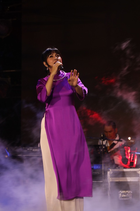 Chill cùng những bản nhạc phim đình đám trong Cineshow Music in Film- Ảnh 2. Tiếp nối chương trình là giai điệu ca cổ gắn liền với tuổi thơ của nhiều thế hệ vang lên đầy da diết qua giọng hát ngọt ngào của ca sĩ Ngọc Đặng. 'Dạ cổ hoài lang' là nhạc phim của tác phẩm điện ảnh cùng tên do Nguyễn Quang Dũng đạo diễn.