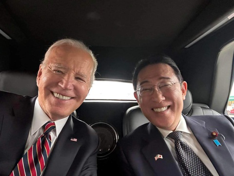 Mỹ và Nhật Bản ký hơn 70 thỏa thuận quốc phòng- Ảnh 5. Bức ảnh cùng Tổng thống Biden đi ăn tối được Thủ tướng Kishida đăng trên mạng xã hội X ngày 9-4 - Ảnh: @kishida230