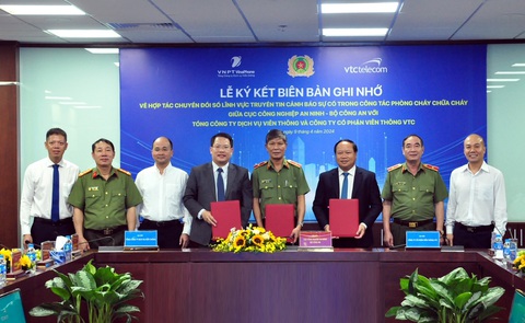 Lãnh đạo 3 đơn vị tại buổi lễ ký kết Lãnh đạo 3 đơn vị tại buổi lễ ký kết