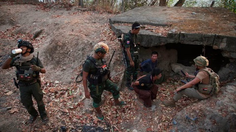 Chính quyền quân sự Myanmar mất một căn cứ quân sự trọng điểm gần Thái Lan- Ảnh 1. Các tay súng của lực lượng nổi dậy bắt giữ một binh sĩ của chính quyền quân đội Myanmar tại một tiền đồn quân sự hồi tháng 3 vừa qua - Ảnh: FINANCIAL TIMES