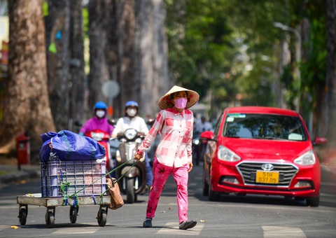 13h chiều nay 10-4, nhiệt độ TP.HCM cao nhất từ đầu năm- Ảnh 1. Hôm nay thời tiết các tỉnh Nam Bộ tiếp tục nắng nóng. TP.HCM ghi nhận mức nhiệt cao nhất từ đầu năm - Ảnh: QUANG ĐỊNH