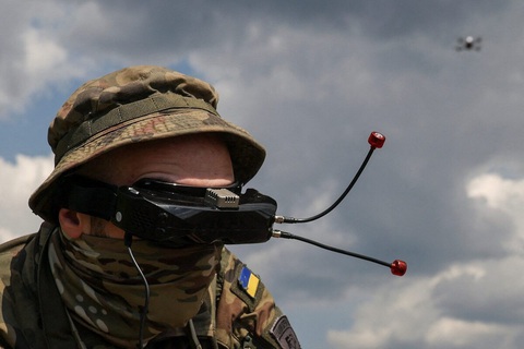 Một binh sĩ Ukraine đang tập sử dụng drone - Ảnh: REUTERS Một binh sĩ Ukraine đang tập sử dụng drone - Ảnh: REUTERS