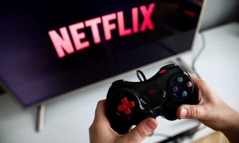 Netflix logo displayed on a TV screen and a gamepad are seen on this illustration photo taken in Krakow, Poland on Monday. Photo: AFP Netflix được yêu cầu dừng phát hành game không phép tại Việt Nam trước ngày 25-4-2024 - Ảnh: AFP
