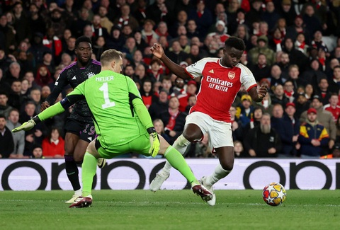 Arsenal hay Bayern Munich hưởng lợi từ trọng tài?- Ảnh 4. Tình huống Saka té ngã cuối trận - Ảnh: REUTERS