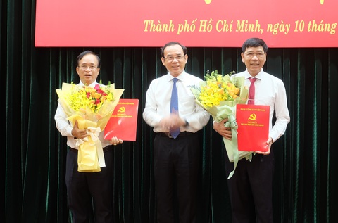 Ông Nguyễn Phước Hưng làm bí thư Huyện ủy Cần Giờ- Ảnh 1. Bí thư Nguyễn Văn Nên (giữa) trao quyết định cho tân Bí thư Huyện ủy Huyện Cần Giờ Nguyễn Phước Hưng (bìa trái) và Bí thư Đảng đoàn Hội Nông dân TP.HCM Lê Minh Dũng - Ảnh: TIẾN LONG