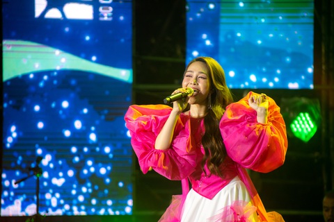 Chill cùng những bản nhạc phim đình đám trong Cineshow Music in Film- Ảnh 1. Ca sĩ Quách Mai Thy mở màn đêm nhạc với hai bài hát 'Bèo dạt mây trôi' - nhạc phim Người vợ cuối cùng và 'Thằng Cuội' - nhạc phim Tôi thấy hoa vàng trên cỏ xanh của đạo diễn Victor Vũ.