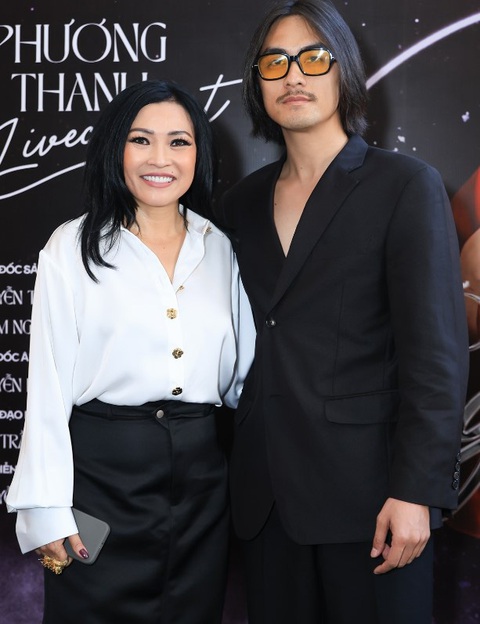 Doanh nhân Doãn Chí Kiên, người từng vướng nghi vấn hẹn hò Phương Thanh, đến mừng nữ ca sĩ làm liveshow sau 17 năm chờ đợi. Doanh nhân Doãn Chí Kiên, người từng vướng nghi vấn hẹn hò Phương Thanh, đến mừng nữ ca sĩ làm live show sau 17 năm chờ đợi.