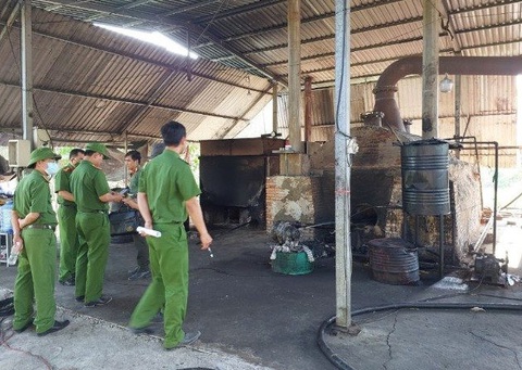 Phát hiện xưởng tái chế dầu nhớt lậu trong rừng tràm ở Bình Thuận- Ảnh 1. Công an tỉnh Bình Thuận kiểm tra xưởng tái chế dầu nhớt lậu - Ảnh: CTV