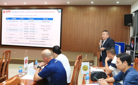 V-League 2024-2025 sẽ không còn dừng cho tuyển trẻ quốc gia tập trung- Ảnh 3. Tổng giám đốc VPF Nguyễn Minh Ngọc trình bày lịch thi đấu dự kiến tại hội nghị - Ảnh: VPF