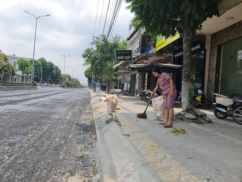 Công nghệ thổi bụi lạc hậu, có cách nào khác đỡ ô nhiễm không?- Ảnh 3. Bạn đọc quan tâm việc thay đổi phương án thi công để đảm bảo môi trường - Ảnh: TRẦN MAI