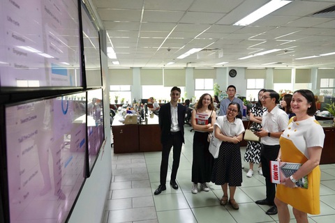 Ông Phạm Quỳnh Trung (thứ 2 từ phải qua), trưởng ban Quốc tế và Tuổi Trẻ tiếng Anh, giới thiệu về hoạt động của tòa soạn cho Tổng lãnh sự Pháp Emmanuelle Pavillon-Grosser (bìa phải) - Ảnh: T.T.D Đại diện báo Tuổi Trẻ (thứ 2 từ phải qua) giới thiệu về hoạt động của tòa soạn cho Tổng lãnh sự Pháp Emmanuelle Pavillon-Grosser (bìa phải) - Ảnh: T.T.D.