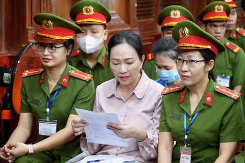 Bà Trương Mỹ Lan tại tòa trước đó - Ảnh: HỮU HẠNH Bà Trương Mỹ Lan tại tòa trước đó - Ảnh: HỮU HẠNH