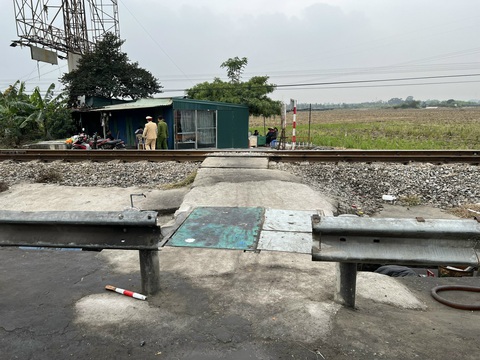 Chủ bãi phế liệu bị khởi tố vì tự mở lối đi trái phép qua đường sắt- Ảnh 1. Khu vực lối đi tự mở xảy ra tai nạn - Ảnh: Công an cung cấp