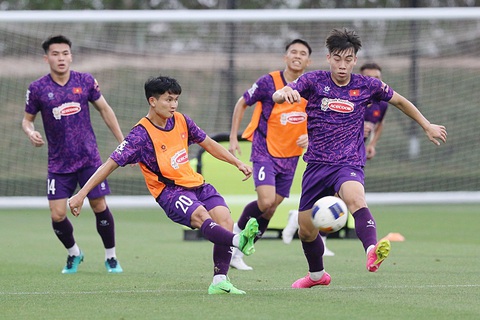 U23 Việt Nam nỗ lực tập luyện để tìm chiến thắng qua từng trận- Ảnh 5. Cặp tiền vệ trung tâm Nguyễn Đức Phú (số 20, áo cam) và Võ Hoàng Minh Khoa (số 6) được lắp ghép để tạo độ gắn kết cho trường hợp được sử dụng - Ảnh: VFF