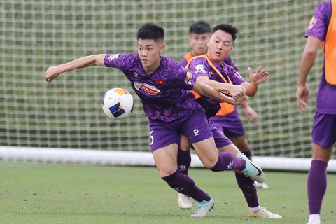 U23 Việt Nam nỗ lực tập luyện để tìm chiến thắng qua từng trận- Ảnh 8. Tiền đạo Nguyễn Đình Bắc vẫn duy trì sự tập trung bất chấp những thông tin lùm xùm trong chuyển nhượng vừa qua - Ảnh: VFF