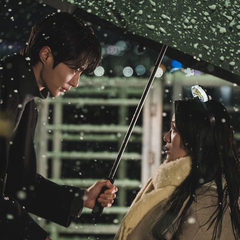 'Cõng anh mà chạy' gây tranh cãi vì gợi nhớ đến cái chết của Jonghyun (SHINee)- Ảnh 4. Bộ phim ghi nhận mức rating khả quan trong tập 1.