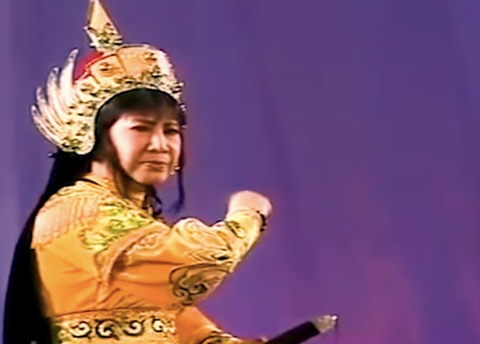 Nghệ sĩ Diệu Hiền xuất sắc với nhân vật Triệu Thị Trinh trong vở Nhụy Kiều tướng quân - Ảnh chụp màn hình: LINH ĐOAN Nghệ sĩ Diệu Hiền xuất sắc với nhân vật Triệu Thị Trinh trong vở Nhụy Kiều tướng quân - Ảnh chụp màn hình: LINH ĐOAN