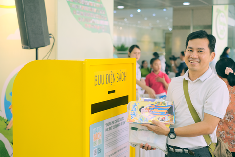 Đưa tri thức đến với trẻ vùng xa từ dự án 'Mang sách về cho em'- Ảnh 1. Nhiều du khách quyên góp truyện tranh thiếu nhi vào tủ sách thiện nguyện - Ảnh: T.NGUYÊN