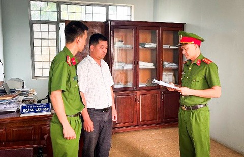 Vụ tiếp tay cấp sổ đỏ trên đất đã có chủ: Bắt thêm 3 cán bộ- Ảnh 1. Công an thi hành quyết định khởi tố ông Hoàng Văn Đạt (36 tuổi) - phó chủ tịch UBND xã Ngọk Wang (huyện Đăk Hà) - Ảnh: NGỌC NAM