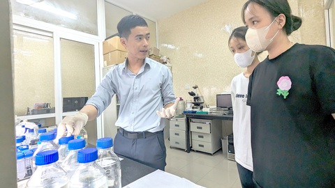 Quán quân Đường lên đỉnh Olympia 2009: Chọn trở về phụng sự quê hương- Ảnh 2. Ngoài công việc nghiên cứu, anh còn hỗ trợ, hướng dẫn các bạn sinh viên - Ảnh: NHẬT LINH