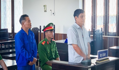 Lãnh án tù sau hơn 30 năm trốn trại giam về thăm vợ sinh con- Ảnh 1. Hai bị cáo trốn trại giam Công an tỉnh Kon Tum khi xưa trên phiên tòa hôm nay - Ảnh: NGỌC LÂM