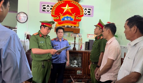 Bắt phó giám đốc một trung tâm đăng kiểm ở Bình Thuận- Ảnh 3. Cơ quan cảnh sát điều tra công bố lệnh bắt bị can Huỳnh Tấn Tài - Ảnh: Viện kiểm sát nhân dân tỉnh Bình Thuận