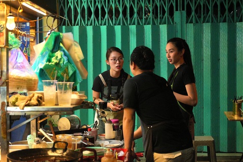 Thùy Tiên, Khánh Vy lần đầu trải nghiệm bán hàng tại chợ đêm - Ảnh: NVCC Thùy Tiên, Khánh Vy lần đầu trải nghiệm bán hàng tại chợ đêm - Ảnh: NVCC