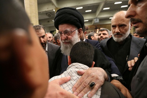 Lãnh tụ tối cao Iran Ayatollah Ali Khamenei hôm 4-4 gặp gia đình của một trong những thành viên Lực lượng Vệ binh cách mạng Hồi giáo Iran thiệt mạng trong vụ tấn công vào tòa lãnh sự ở Damascus, Syria - Ảnh: REUTERS Lãnh tụ tối cao Iran Ayatollah Ali Khamenei hôm 4-4 gặp gia đình của một trong những thành viên Lực lượng Vệ binh cách mạng Hồi giáo Iran thiệt mạng trong vụ tấn công vào tòa lãnh sự ở Damascus, Syria - Ảnh: REUTERS