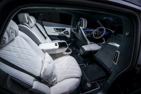 Mercedes-Benz EQS 2025 ra mắt: Tăng tầm vận hành, đổi nhẹ thiết kế- Ảnh 5. Không gian để chân cho hàng ghế sau được nới rộng với ghế trước có thể gập cũng như kéo tiến lên - Ảnh: Mercedes-Benz