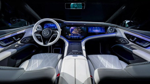 Mercedes-Benz EQS 2025 ra mắt: Tăng tầm vận hành, đổi nhẹ thiết kế- Ảnh 4. Khoang lái EQS vẫn xoay quanh Hyperscreen tích hợp 3 màn hình khổng lồ - Ảnh: Mercedes-Benz