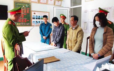 Khởi tố, bắt tạm giam 3 cựu trưởng phòng giáo dục ở Quảng Nam- Ảnh 3. Cơ quan điều tra đọc quyết định khởi tố và lệnh bắt tạm giam Quốc, Thuận và Thủy - Ảnh: QUỐC HUY