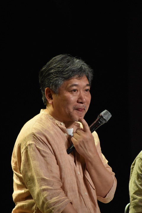 Đạo diễn Kore-eda mang phim đến Cannes để nghe bình luận khắc nghiệt nhất- Ảnh 5. Trong suốt buổi giao lưu, khán giả sẽ bắt gặp một Kore-eda đĩnh đạc và điềm tĩnh, hiếm khi thể hiện cảm xúc, ngay cả với sự nồng nhiệt của fan hâm mộ dành cho ông.