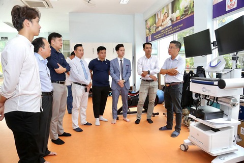 Bác sĩ tuyển Việt Nam hợp tác với Trung tâm Huấn luyện thể thao quốc gia TP.HCM- Ảnh 2. Bác sĩ Huy Thọ (thứ 3 từ phải sang) trò chuyện với đội ngũ chuyên gia của Trung tâm Huấn luyện thể thao quốc gia TP.HCM - Ảnh: Đ.N.