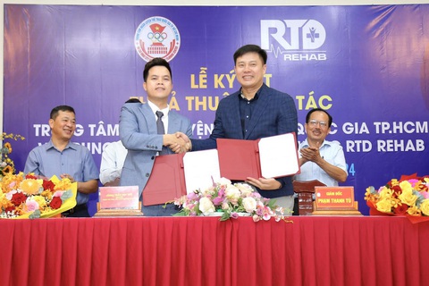 Bác sĩ tuyển Việt Nam hợp tác với Trung tâm Huấn luyện thể thao quốc gia TP.HCM- Ảnh 1. Bác sĩ Huy Thọ (trái) và giám đốc Trung tâm Huấn luyện thể thao quốc gia TP.HCM Phạm Thanh Tú - Ảnh: Đ.N.