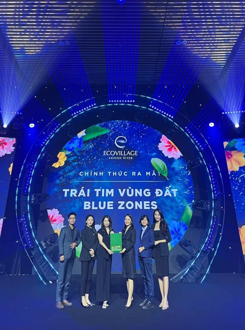 Titan Luxury được 'chọn mặt gửi vàng', trở thành đối tác phân phối của Ecopark tại miền Nam- Ảnh 1. Bà Nguyễn Thị Liên Dung, Giám đốc Công ty TNHH dịch vụ bất động sản TiTan Luxury, nhận chứng nhận đại lý phân phối chính thức dự án Ecovillage Saigon River - Ảnh: E.C.P.