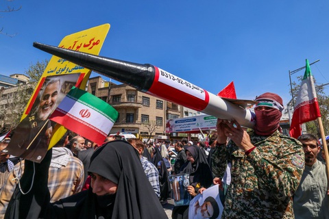 Người dân Iran xuống đường dự lễ tang những người thiệt mạng trong vụ tấn công khu lãnh sự của Tehran ở Syria - Ảnh: AFP Người dân Iran xuống đường dự lễ tang những người thiệt mạng trong vụ tấn công khu lãnh sự của Tehran ở Syria - Ảnh: AFP