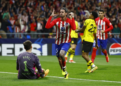 Atletico giành lợi thế khi thắng sát nút Dortmund- Ảnh 1. De Paul ăn mừng bàn mở tỉ số sớm cho Atletico Madrid - Ảnh: REUTERS