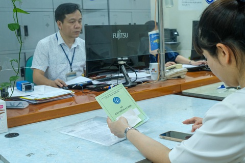 Người lao động làm thủ tục tại Bảo hiểm xã hội quận Hai Bà Trưng, Hà Nội - Ảnh: HÀ QUÂN Người lao động làm thủ tục tại Bảo hiểm xã hội quận Hai Bà Trưng, Hà Nội - Ảnh: HÀ QUÂN