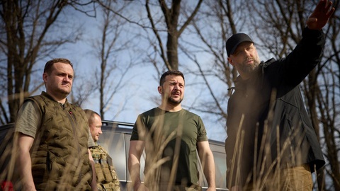 'Nga quay lại tấn công Kharkov': Đòn hỏa mù của Nga hay kế của Ukraine?- Ảnh 2. Tổng thống Ukraine Volodymyr Zelensky (giữa) tới thị sát các khu công sự mới của lực lượng Ukraine tại vùng Kharkov vào ngày 9-4 - Ảnh: Reuters