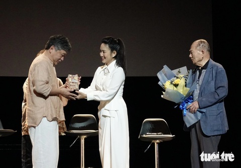Đạo diễn Hirokazu Kore-eda nhận kỷ niệm chương của HIFF 2024 và hoa từ bà Nguyễn Thị Thanh Thúy, phó giám đốc Sở Văn hóa thể thao TP.HCM và ông Kim Dong Ho, chủ tịch danh dự HIFF 2024 - Ảnh: T.T.D Đạo diễn Hirokazu Kore-eda nhận kỷ niệm chương của HIFF 2024 và hoa từ bà Nguyễn Thị Thanh Thúy, phó giám đốc Sở Văn hóa - Thể thao TP.HCM và ông Kim Dong Ho, chủ tịch danh dự HIFF 2024 - Ảnh: T.T.D.