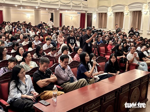 Đông đảo khán giả, nhà báo, nhà làm phim theo dõi buổi trò chuyện của đạo diễn Kore-eda từ đầu đến cuối - Ảnh: T.T.D Đông đảo khán giả, nhà báo, nhà làm phim theo dõi buổi trò chuyện của đạo diễn Kore-eda từ đầu đến cuối, dù ông nói ai mệt cứ ra về - Ảnh: T.T.D.