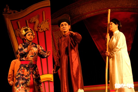 Từ trái qua, nghệ sĩ Hòa Hiệp (vai Lê Văn Khôi), Đình Toàn (vai Tả quân Lê Văn Duyệt) và Hoàng Trinh (vài bà Đỗ Thị Phận) - Ảnh: LINH ĐOAN Từ trái qua: nghệ sĩ Hòa Hiệp (vai Lê Văn Khôi), Đình Toàn (vai Tả quân Lê Văn Duyệt) và Hoàng Trinh (vai bà Đỗ Thị Phận) - Ảnh: LINH ĐOAN