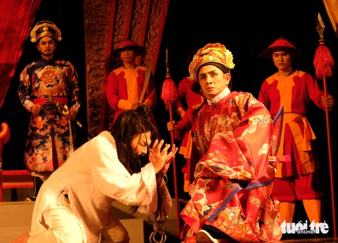 Những lớp diễn đối đầu giữa Tả quân Lê Văn Duyệt (phải, Đình Toàn) và Huỳnh Công Lý (Đại Nghĩa) luôn kịch tính và được khán giả vỗ tay nồng nhiệt - Ảnh: LINH ĐOAN Những lớp diễn đối đầu giữa Tả quân Lê Văn Duyệt (phải, Đình Toàn) và Huỳnh Công Lý (Đại Nghĩa) luôn kịch tính và được khán giả vỗ tay nồng nhiệt - Ảnh: LINH ĐOAN