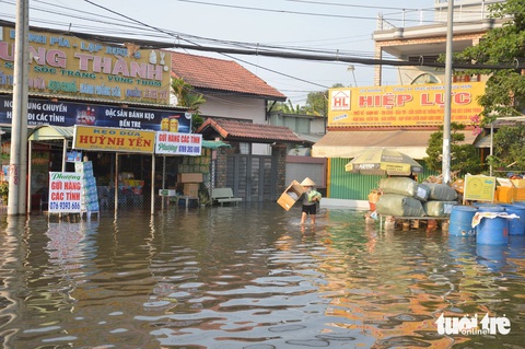 Triều cường lại gây ngập ở Mỹ Tho, nhân viên nhà hàng bơi xuồng đi lại- Ảnh 4. Nhiều hàng quán, cơ sở kinh doanh của người dân ở khu vực phường 10, TP Mỹ Tho buôn bán ế ẩm do nước dâng cao - Ảnh: HOÀI THƯƠNG