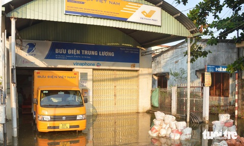 Triều cường lại gây ngập ở Mỹ Tho, nhân viên nhà hàng bơi xuồng đi lại- Ảnh 6. Bưu điện Trung Lương cũng bị ngập - Ảnh: HOÀI THƯƠNG
