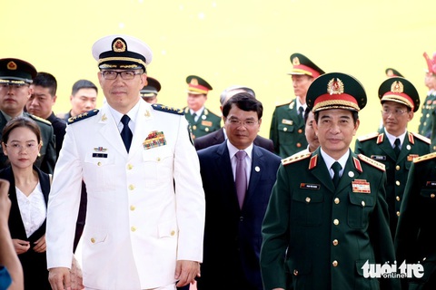 Bộ trưởng Bộ Quốc phòng Việt Nam - Trung Quốc tham dự nhiều hoạt động gắn kết hai nước- Ảnh 1. Bộ trưởng Bộ Quốc phòng Việt Nam Phan Văn Giang (bên phải) và Bộ trưởng Bộ Quốc phòng Trung Quốc Đổng Quân (bên trái) tham gia các hoạt động giao lưu tại Việt Nam sáng 11-4 - Ảnh: NGUYÊN BẢO