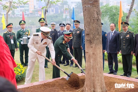 Bộ trưởng Bộ Quốc phòng Việt Nam - Trung Quốc tham dự nhiều hoạt động gắn kết hai nước- Ảnh 9. Bộ trưởng Bộ Quốc phòng Việt Nam và Trung Quốc trồng cây hữu nghị - Ảnh: NGUYÊN BẢO